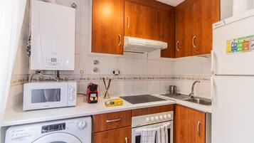 Jääkaappi, mikroaaltouuni, liesi, kahvin-/teenkeitin