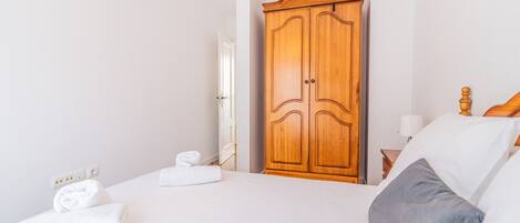 3 bedrooms, desk, iron/ironing board, WiFi