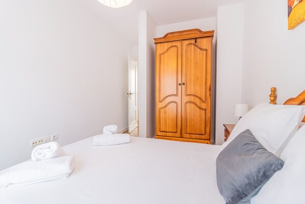 3 bedrooms, desk, iron/ironing board, WiFi