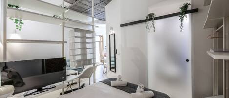 1 slaapkamer, een bureau, een strijkplank/strijkijzer, wifi