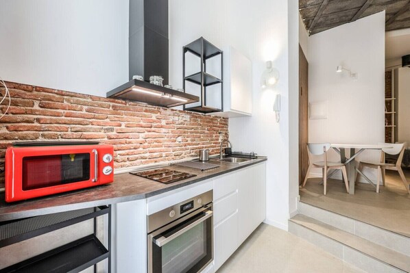 Geladeira, micro-ondas, fogão, cooktop