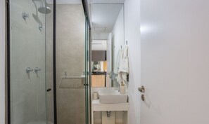 Basic Apartment | Bathroom - Casa 4Q em Condomínio c\/ Piscina NAT0202 (São Paulo)