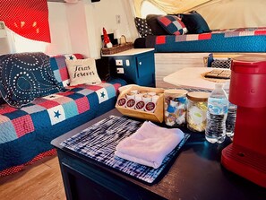 2 室のベッドルーム、WiFi (無料)、ベッドシーツ