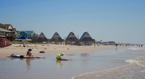 A beach with houses and people. - All-American Travel Trailer Near The Beach (Surfside Beach)