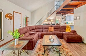 Smart TV, fireplace, foosball - Rustic Glam, 3-bedroom home in Lovely Blakeslee with Games, AC, Firepit & Beach (Blakeslee)