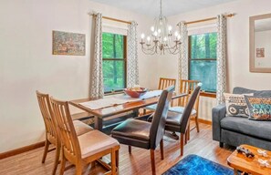 Dining - Rustic Glam, 3-bedroom home in Lovely Blakeslee with Games, AC, Firepit & Beach (Blakeslee)