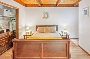 3 bedrooms, iron/ironing board, free WiFi, bed sheets - Rustic Glam, 3-bedroom home in Lovely Blakeslee with Games, AC, Firepit & Beach (Blakeslee)