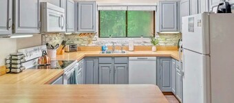Rustic Glam, 3-bedroom home in Lovely Blakeslee with Games, AC, Firepit & Beach