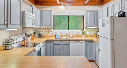Rustic Glam, 3-bedroom home in Lovely Blakeslee with Games, AC, Firepit & Beach