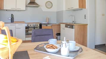 Wasserkocher mit Kaffee-/Teezubehör, Kühlschrank, Herdplatte