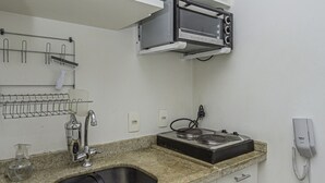 A kitchen with a built-in microwave, oven, and sink. - Apto c Piscina Academia e Garagem na Zona Sul (São Paulo)
