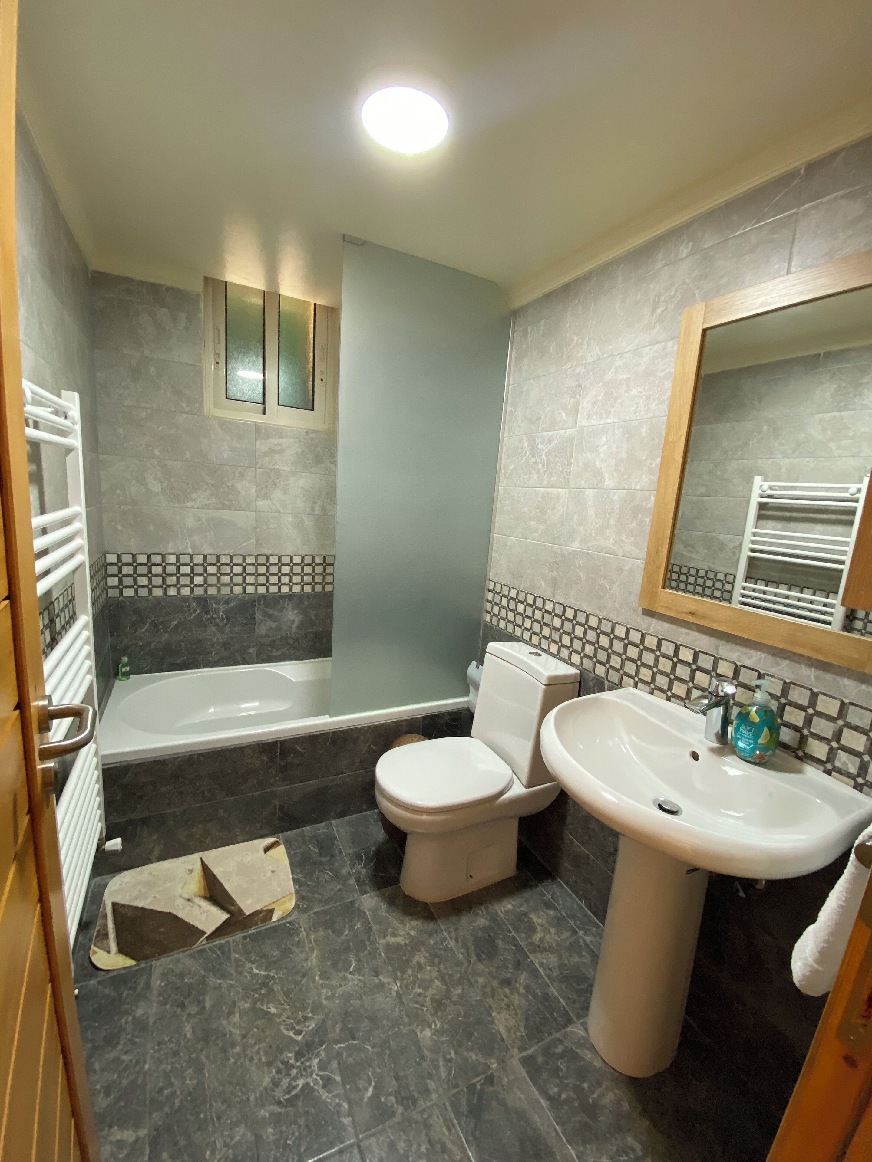 Douche, sèche-cheveux, serviettes fournies, savon