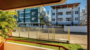 A modern building with balconies, a fenced courtyard, and a clear view of the surrounding area. - Beautiful Apartments Close to the Beach Stacy (Florianópolis)