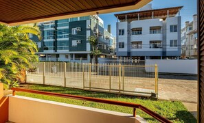Un bâtiment moderne doté de balcons, d’une courClose et offrant une vue dégagée sur les environs.