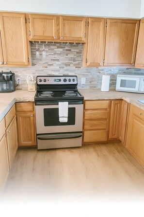 ثلاجة، ميكروويف، فرن، موقد طهي مسطح