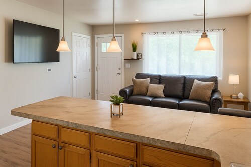 Applewood Charming Two Bedroom Big Fenced Yard