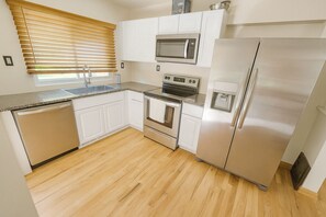 Wasserkocher mit Kaffee-/Teezubehör, Kühlschrank, Mikrowelle, Ofen