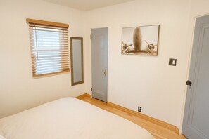 2 bedrooms, iron/ironing board, WiFi, bed sheets - Adorable house next to campus (Fort Collins)