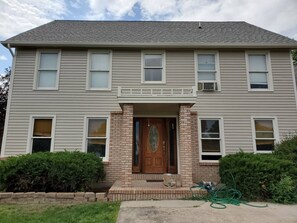 Whole house private entrance to apartment behind