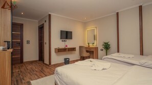 Basic Double or Twin Room, Courtyard View | Bathroom - Suzana Pyramids hotel (Giza)