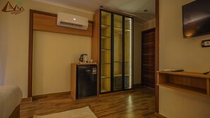 Basic Triple Room | Living area