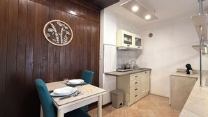 A compact kitchen with a microwave, sink, and a small countertop. - Casa MaNà Trevi, your Country Chic retreat for a dolce far niente in Umbria (Trevi)