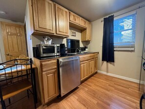 Fridge, microwave, oven, stovetop - Quiet Cozy Downtown Cheyenne (Cheyenne)