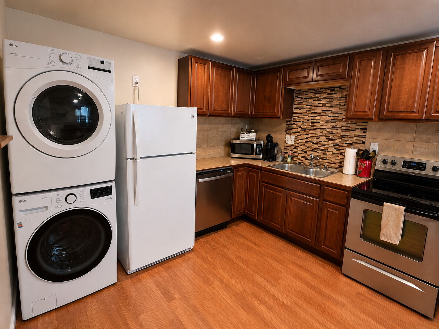 Coffee/tea maker, fridge, microwave, oven