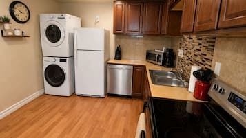 Coffee/tea maker, fridge, microwave, oven