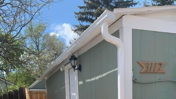 A wooden fence with a metal latch in front of a shed with the number 3117 on it. - Cottage Studio Cheyenne (Cheyenne)