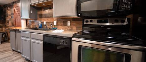 Een koelkast, een magnetron, een oven, een kookplaat