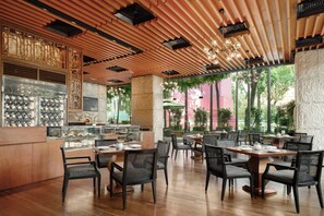 2 restaurants, serveren ontbijt, lunch, diner, internationale gerechten