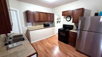 Een koelkast, een magnetron, een oven, een kookplaat