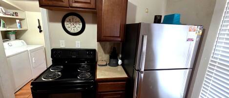 Cafetera y tetera, refrigerador, microondas y horno