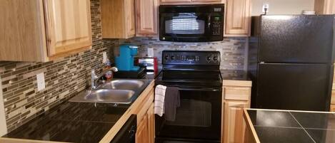 Réfrigérateur, micro-ondes, four, plaque de cuisson