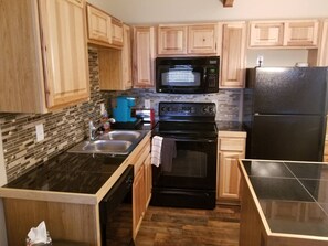 Fridge, microwave, oven, stovetop - Cheyenne Frontier Apartment (Cheyenne)