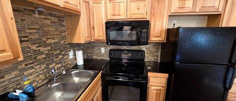 Réfrigérateur, four à micro-ondes, un four, surface de cuisson