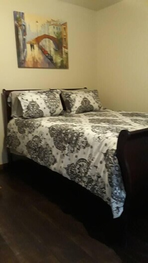 1 bedroom, WiFi, bed sheets - Cheyenne Frontier Homes #2 (Cheyenne)