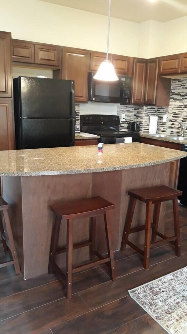 冷蔵庫、電子レンジ、オーブン、コンロ