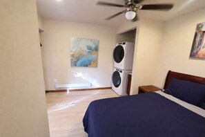1 bedroom, WiFi, bed sheets - Cheyenne Frontier Homes #2 (Cheyenne)