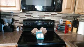 Coffee/tea maker, fridge, microwave, oven