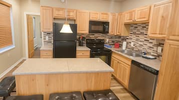 Frigorífic, microones, forn i placa de cuina