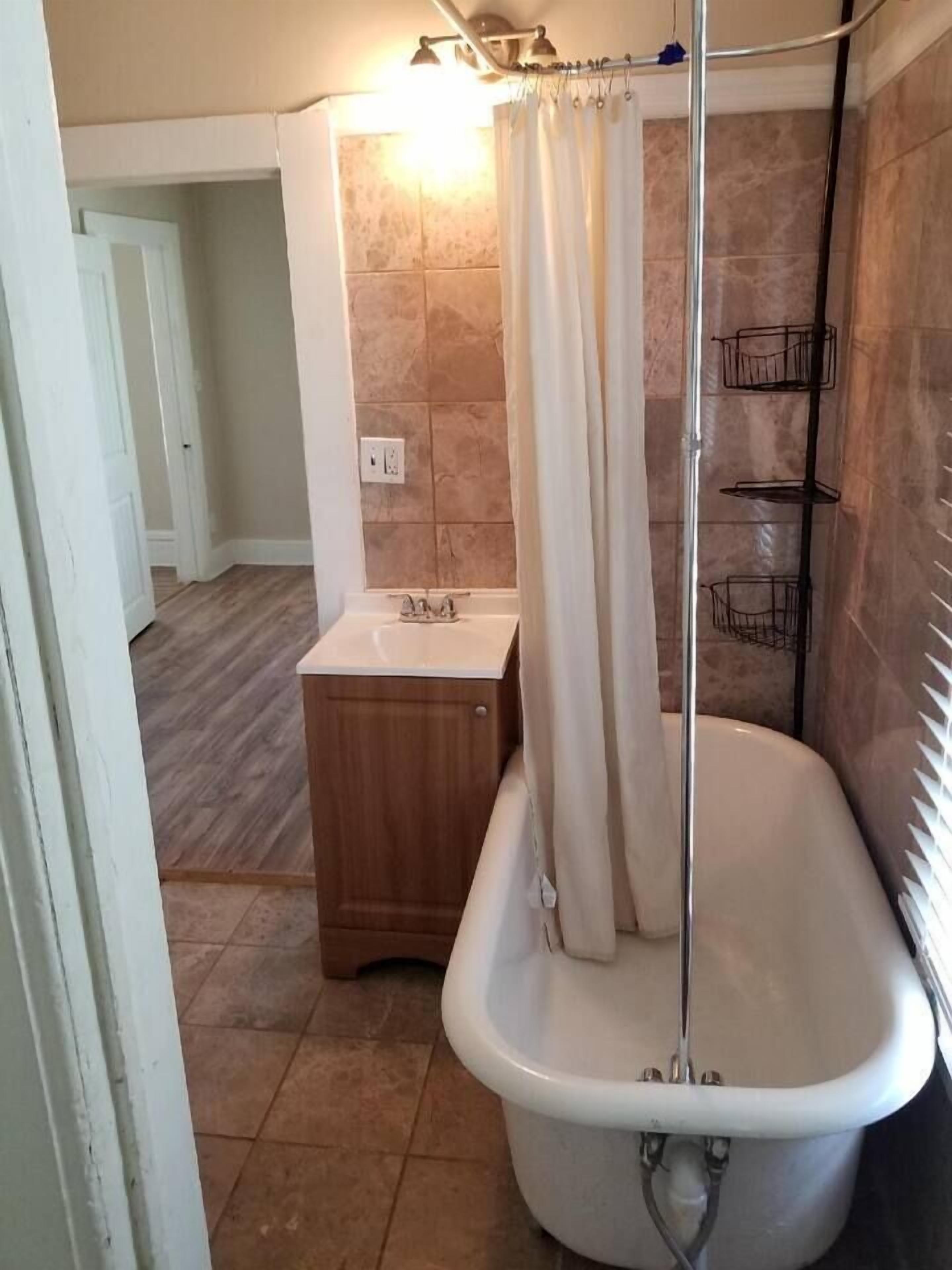 Een haardroger, handdoeken