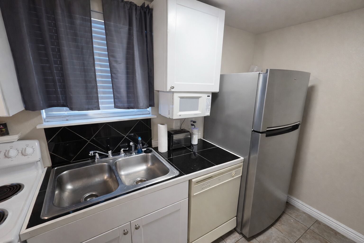 Coffee/tea maker, fridge, microwave, oven