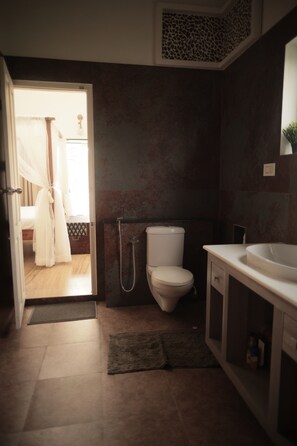 Deluxe Double or Twin Room, Non Smoking, Balcony | Bathroom | Shower, towels, soap, shampoo