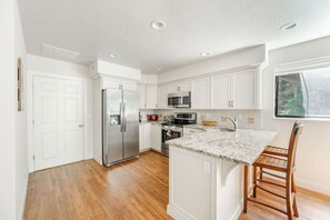 Fridge, microwave, stovetop, dishwasher