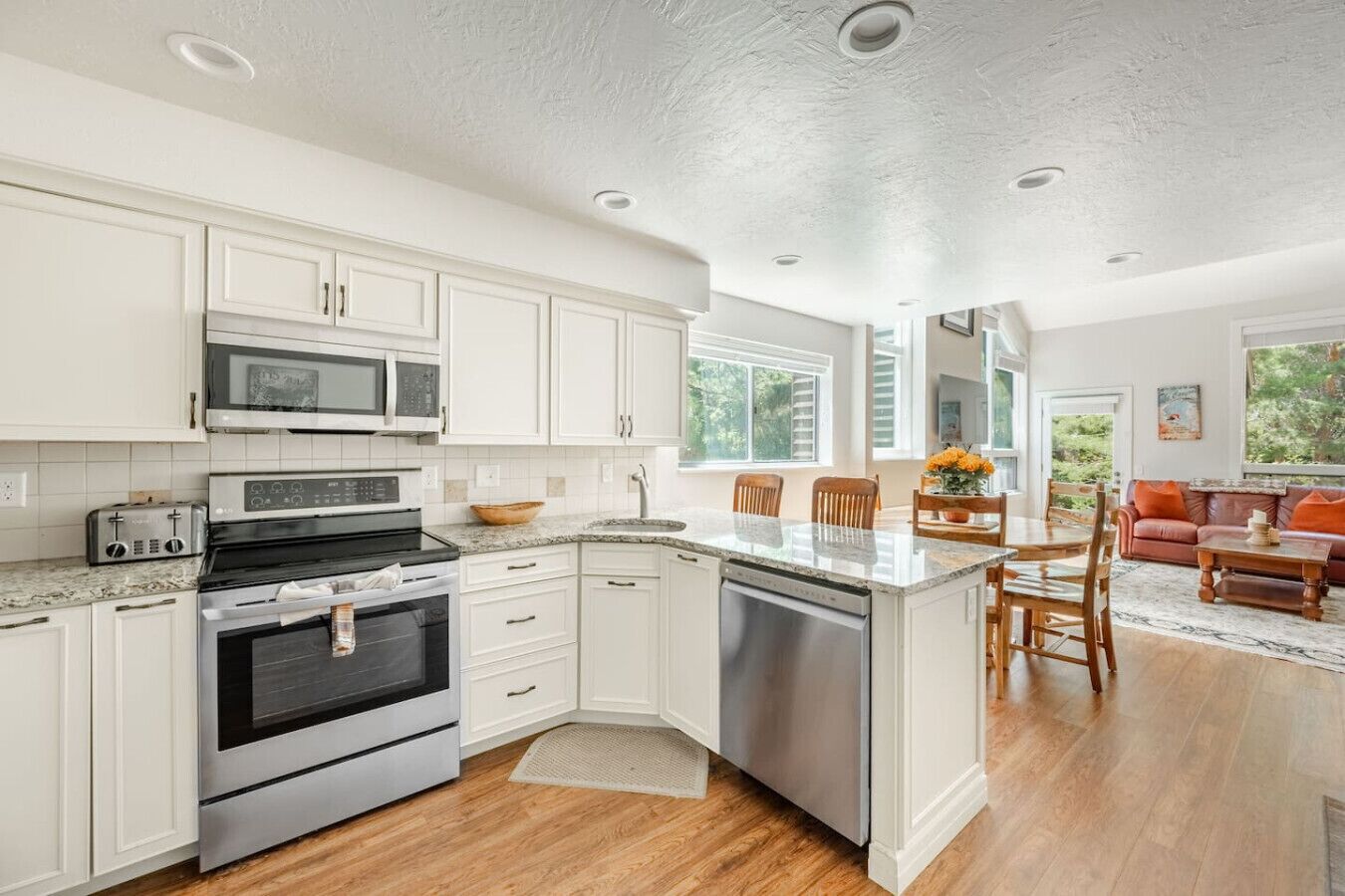 Fridge, microwave, stovetop, dishwasher