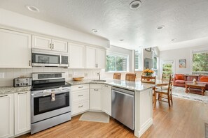 Kühlschrank, Mikrowelle, Herdplatte, Geschirrspüler