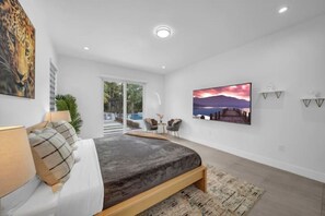 7 bedrooms, WiFi, bed sheets