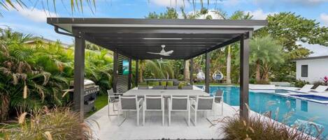 屋外ダイニングエリア